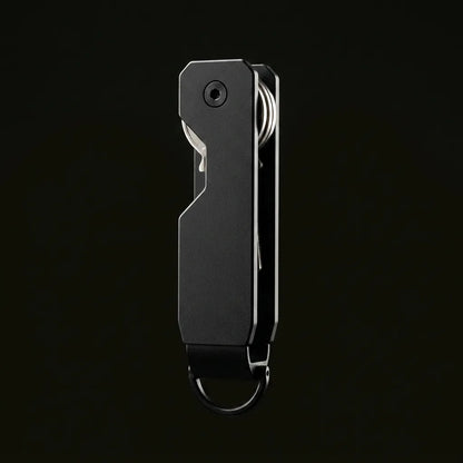 Organizador de llaves GUARDIÁN KEY de aluminio negro anodizado, cerrado, sobre fondo negro