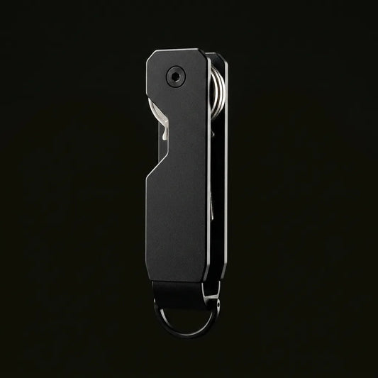 Organizador de llaves GUARDIÁN KEY de aluminio negro anodizado, cerrado, sobre fondo negro